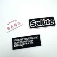 Étiquettes de vêtements personnalisées en PVC souple, patch cousu, logo en caoutchouc 3D en relief, étiquettes de marque personnalisées, gravure imprimée en rouleau, vêtement