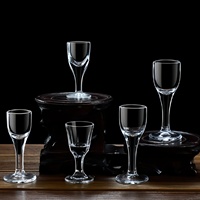 Vente en gros de lunettes de tir modernes personnalisées Mini cristal Design Style mignon Vodka Verres à liqueur à vin Différentes options de capacité