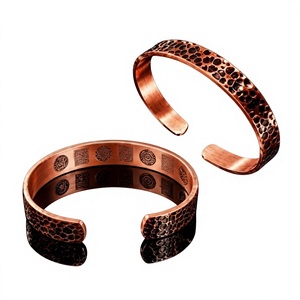 Bracelet en cuivre massif martelé, thérapie ayurvédique traditionnelle, personnalisable, taille ajustable, design exquis en relief - Product Image 1