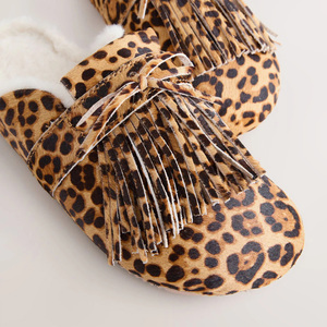 <span class=keywords><strong>Sabots</strong></span> léopard à franges pour femmes avec doublure en fausse fourrure, semelle en liège et soutien de la voûte plantaire en microfibre - Product Image 3