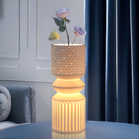 Lampe de table en céramique moderne et vase à fleurs 2-en-1 avec design flexible, base d'ampoule E14/E26