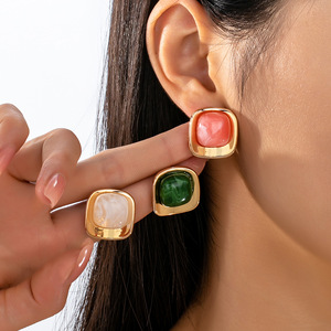 Boucles d'oreilles carrées en acrylique colorées, tendance et simples, idéales pour le quotidien des femmes – Vente transfrontalière en vogue - Product Image 1