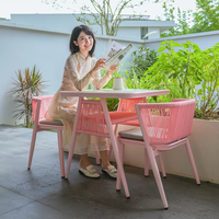 Ensemble de chaises longues en rotin, style minimaliste moderne et luxueux, idéal pour Instagram, avec structure en aluminium mobile, pour balcon et bistro