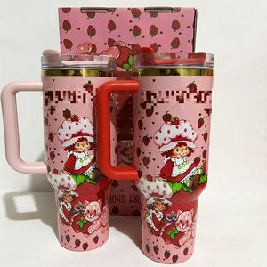 Venta al por mayor: Vaso térmico de acero inoxidable de 40 oz con diseño de fresa de dibujos animados para niñas, con asa y tapa con pajita. - Product Image 3
