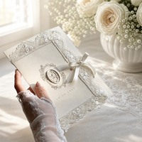 Ensemble d'invitations de mariage personnalisées haut de gamme avec bordure en dentelle, carte de réponse 'Save the Date', finition estampée à chaud en relief