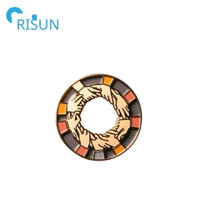 Fabricación Metal esmalte círculo <span class=keywords><strong>de</strong></span> niños Pin broche personalizado niños tomados <span class=keywords><strong>de</strong></span> la mano solapa Pin insignia círculo <span class=keywords><strong>de</strong></span> amigos Pin insignia - Product Image 4