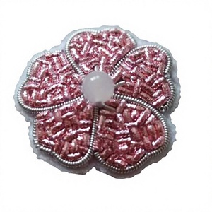 Broches personnalisées en fil métallique, épingle de sûreté, broderie à la main, couleurs personnalisées, logos, patchs brodés promotionnels de haute qualité - Product Image 1