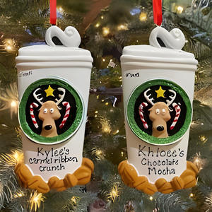 Ornement <span class=keywords><strong>de</strong></span> Noël personnalisable <span class=keywords><strong>en</strong></span> résine <span class=keywords><strong>en</strong></span> forme <span class=keywords><strong>de</strong></span> renne pour tasse à café, avec nom et boisson personnalisés, décoration suspendue pour les fêtes - Product Image 1