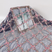 Tissu en maille tricotée à motif losanges avec broderie et applique fleur de pêcher, 100% acrylique, résistant à l'abrasion, Printemps/Été