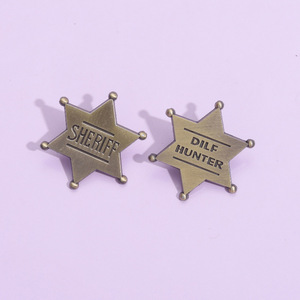 Broche étoile couleur or personnalisée Pentacle Dilf Hunter épingles en émail doux mini insignes de revers simples épingles drôles pour enfants amis - Product Image 4