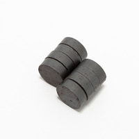 Aimant industriel permanent de disque magnétique noir rond cylindrique de ferrite de taille régulière en stock pour la référence d'échantillon