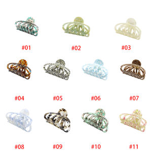 مشبك شعر أنيق من الأسيتات بحجم متوسط 9 سم، قبضة قوية جداً، تصميم صدفي، إكسسوار شعر - Product Image 5