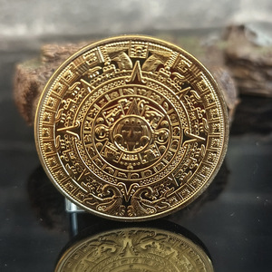 Usine directe en gros calendrier <span class=keywords><strong>maya</strong></span> pièce pyramide cadran solaire conception plaqué or médaillon commémoratif artisanat personnalisable - Product Image 1