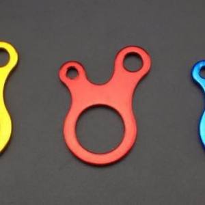 ตัวล็อคเชือกอเนกประสงค์ 3 รู ทำจากอลูมิเนียมอัลลอย สีแดง น้ำเงิน ทอง ใช้สำหรับอุปกรณ์เอาตัวรอด เชือกนิรภัย พร้อมตะขอปรับความตึงได้ - Product Image 1