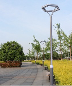 Lampadaire de jardin LED extérieur moderne, corps en laiton, IP65, 2700K, blanc chaud doux, détecteur de mouvement, alimenté par énergie solaire, garantie 10 ans - Product Image 5