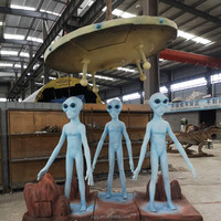 Figure de parc à thème OVNI extraterrestre grandeur nature mobile en fibre de verre et acier pour jardin, aéroport, trampoline, parc sportif