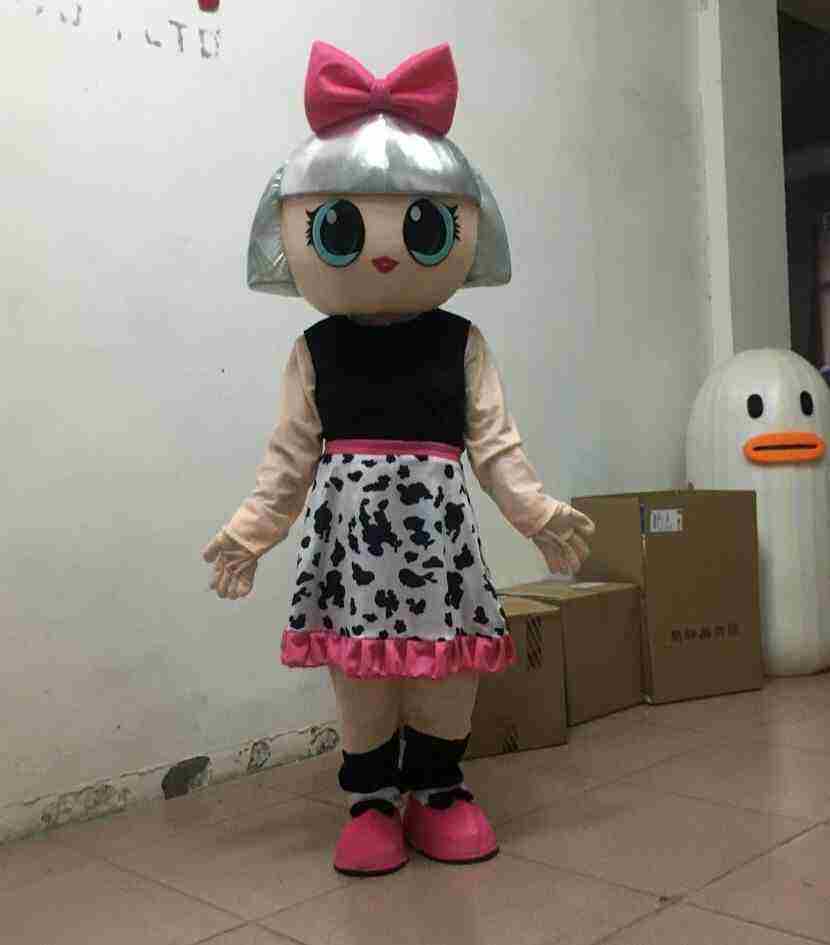 Fille aux cheveux argentés