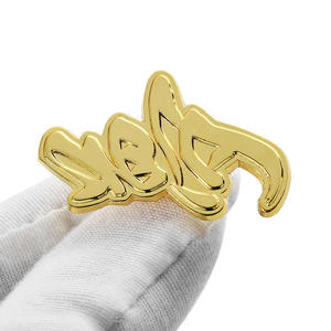 Alfileres de solapa personalizados de diseño gratuito Logotipo de marca de fábrica directa Palabra 3D Alfileres de sombrero chapados en oro brillante Insignia de nombre para traje - Product Image 4