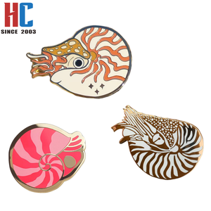 Épinglette en émail moderne plaquée or, motif requin baleine, thème vie marine, créatures océaniques et d'aquarium, cadeau artisanal, fabrication sur mesure, 20 ans d'expérience en usine - Product Image 6
