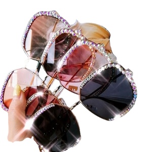 แว่นกันแดดทรงเหลี่ยมโลหะประดับเพชร รุ่นวินเทจ ปี 2025 รับทำโลโก้ตามสั่ง ป้องกันรังสียูวี 400 สำหรับผู้หญิง - Product Image 1