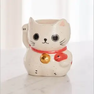 Caneca de cerâmica em forma de gato