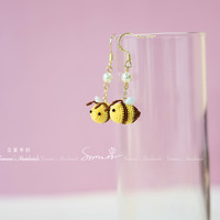Bijoux finis au micro-aiguille, petites boucles d'oreilles et bagues en forme d'abeille, tous tricotés à la main avec une micro-aiguille, frais et délicats.