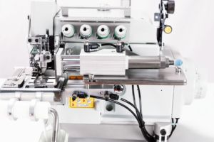 Machine à coudre surjeteuse semi-automatique RONMACK RM-NST-4UCQ-DGN pour la pose de ceintures, de cols et de bordures - Product Image 2