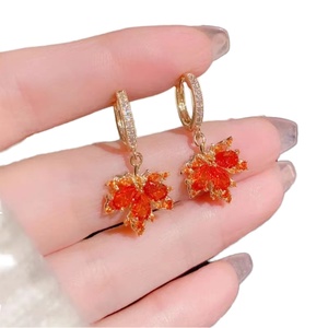 ต่างหูธีมใบเมเปิ้ลสุดเก๋ พร้อมประดับด้วยสีแดงหรูหรา เครื่องประดับอัญมณีระดับพรีเมียมสำหรับโอกาสพิเศษ ชุบทอง - Product Image 1