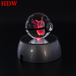 Vente en gros figurine personnalisée Gravure laser 3D pokeball en verre avec lumière led Boule à poke en verre cristal personnalisée pour cadeau d'enfant - Product Image 6