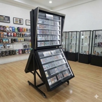 Présentoir moderne en verre pour cartes à collectionner avec base en bois et étagères réglables pour l'affichage en magasin de cartes de baseball