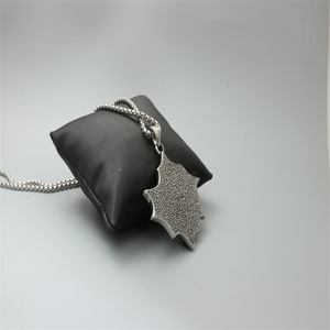 Collar con colgante de turquesa con forma de telaraña, joyería de regalo con forma de insecto de acero de titanio - Product Image 3
