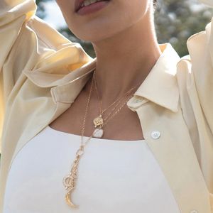 <span class=keywords><strong>Collana</strong></span> Elegante e Brillante <span class=keywords><strong>con</strong></span> Pendente <span class=keywords><strong>Ape</strong></span> Regina in Zircone, Catena Sottile in Acciaio Inox Placcato Oro PVD - Product Image 4