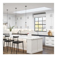 Nouveaux meubles d'îlot de cuisine en bois massif laqué blanc, design moderne et personnalisé, avec comptoir stratifié et robinet, pour les constructeurs