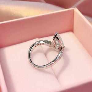 Anillo de compromiso Dylam Jewelry Fana con diseño de cojín, anillo de boda radiante con racimo y solitario - Product Image 4