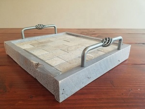 Plateau de service rectangulaire en carreaux avec poignées métalliques, design rétro fait main, motif uni, vaisselle et assiettes - Product Image 2