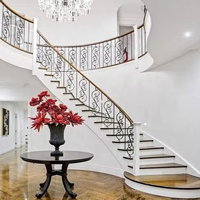 Escalier intérieur moderne en acier inoxydable courbé avec garde-corps en fer forgé, lustre mobile pour hall d'entrée, villa et appartement