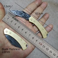 Couteau pliant artisanal en acier Damas avec lame à pointe tombante et manche en laiton, couteau utilitaire d'extérieur