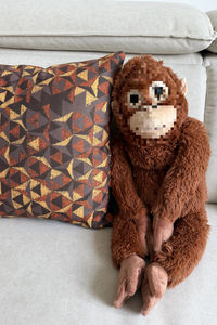 Peluche de Mono Bordado de Alta Calidad, 66 cm, con Brazos Largos, Juguete de Peluche de Mono, Relleno de Algodón PP, Gorila Rojo - Product Image 3