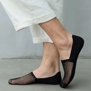 Vente en gros Chaussettes bateau invisibles en soie de glace d'été Chaussettes fines antidérapantes invisibles pour hommes - Product Image 2