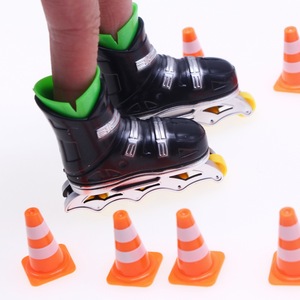Casa de muñecas miniatura plástico elfo <span class=keywords><strong>muñeca</strong></span> con patines Mini simulación Skate casco DIY juguete dedo monopatín barricada - Product Image 1