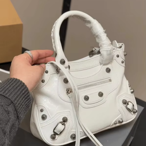 Bolso de Mano Unisex de Piel de Oveja Suave, Estilo Retro de Alta Gama, Versátil y Moderno, con Dos Correas y Cierre de Cremallera, Duradero - Product Image 3