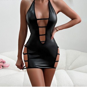 Les plateformes de commerce électronique transfrontalières comme AliExpress et Europe proposent des lingerie en similicuir à col halter, ajourées et cloutées en PU. - Product Image 4