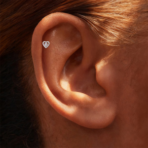 Pendiente de botón romántico de plata S925 con moissanita color D y diseño de corazón hueco, para perforación de cartílago helicoidal con parte trasera plana - Product Image 5