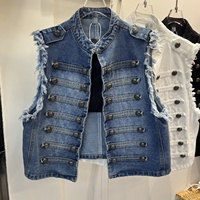 Ensemble deux pièces en jean vintage pour femme, avec gilet sans manches et pantalon large, style streetwear multi-boutons, idéal pour le quotidien et les soirées