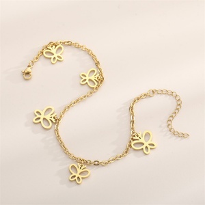 Bracelet de bijouterie fine en acier inoxydable plaqué or avec breloque papillon - Product Image 5