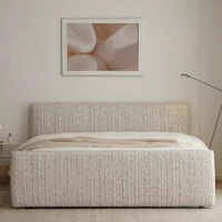 Chambre principale, style Wabi Sabi, lit double minimaliste, nouveau design, couleur crème