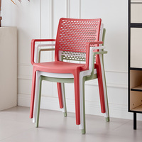 Chaise de salle à manger en plastique empilable, style crème, moderne et épaissie, pour salon et bar, usage commercial et domestique, idéale pour une utilisation prolongée.