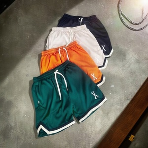 Shorts de basket-ball OEM à impression en relief, entrejambe de 5 pouces, shorts personnalisés pour hommes, respirants, en polyester, double couche de maille - Product Image 2