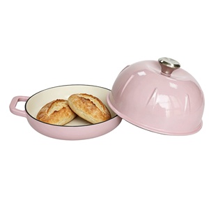 Four à pain en fonte émaillée rose chiffon, avec couvercle bombé rond et deux poignées - Product Image 1