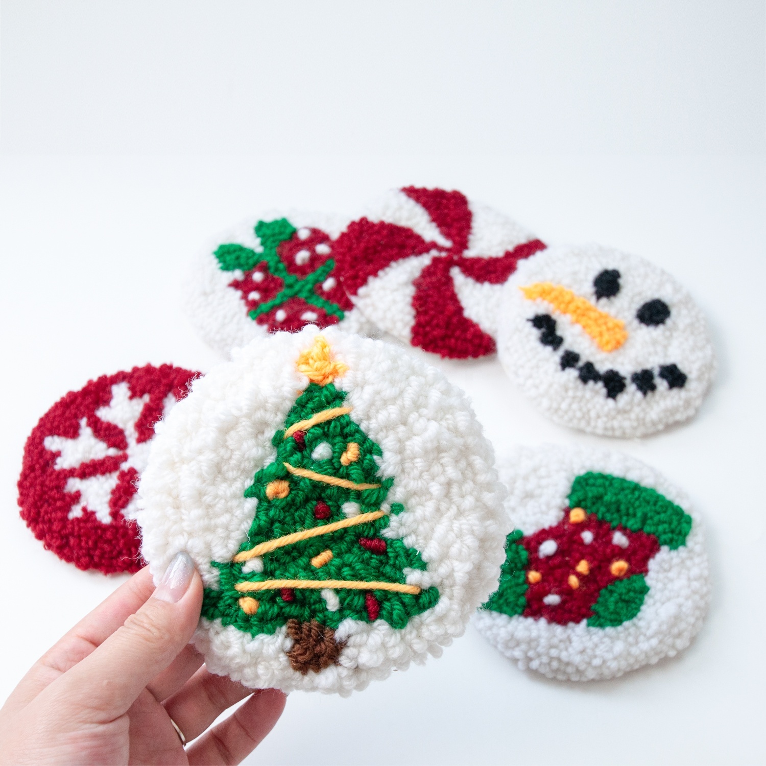 Kit Punch Needle Sous-Verres Noël - 4 Dessous De Verre à Broder, Tout Inclus (Tissu, Fil, Aiguille) - Loisir Créatif Débutant | Cadeau Fait Main